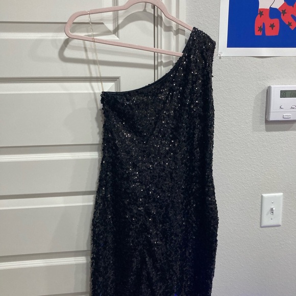 Elegant Black Sequin One-Shoulder Mini Dress - Picture 4 of 4